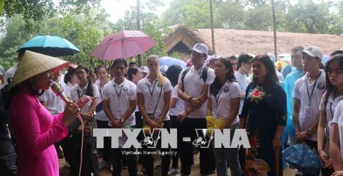 2018年越南夏令营：旅外越侨青年代表团探访胡伯伯老家 ảnh 1