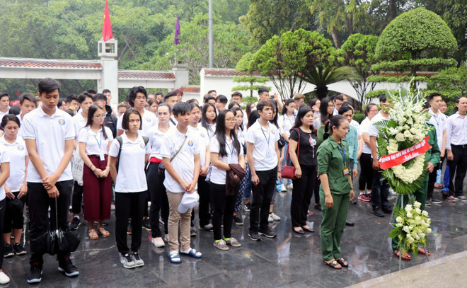 旅外越侨青年来访问河静省 来到同禄三岔路口遗迹区为青年烈士上香 ảnh 2