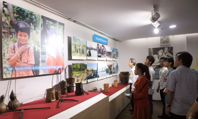 “越南中部和西原地区各省二十年革新历程”图片展在岘港市举行 ảnh 2