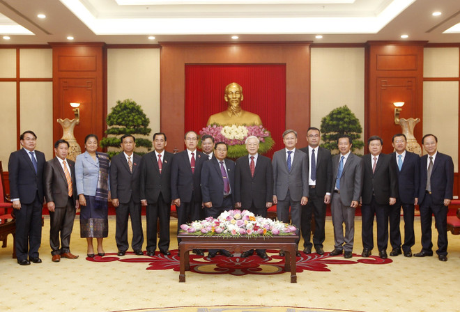 越共中央总书记阮富仲会见老挝国会副主席森暖 ảnh 1 越共中央总书记阮富仲会见老挝国会副主席森暖 ảnh 1