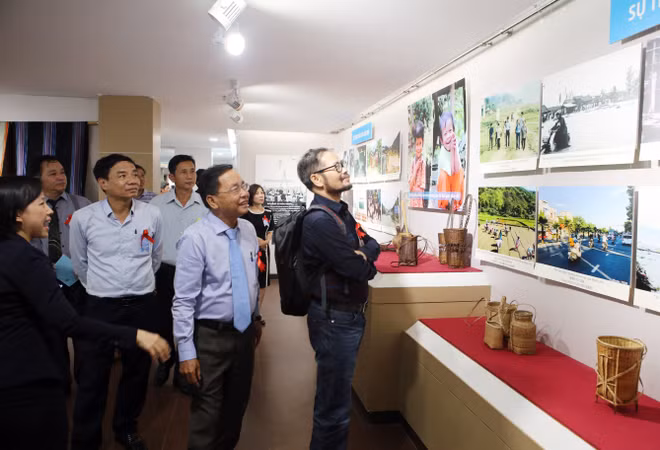 “越南中部和西原地区各省二十年革新历程”图片展在岘港市举行 ảnh 1