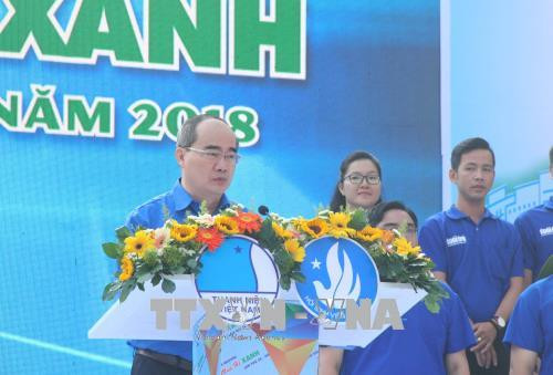 胡志明市6万多名大学生参加2018年蓝色夏天志愿服务战役出征仪式 ảnh 2