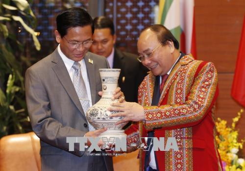 GMS6和CLV10会议: 阮春福会见缅甸副总统亨利 ảnh 1 GMS6和CLV10会议: 阮春福会见缅甸副总统亨利 ảnh 1