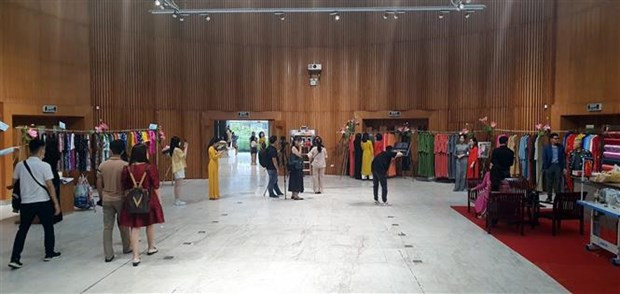 丝绸和麻布奥黛展在广宁省举行 ảnh 2