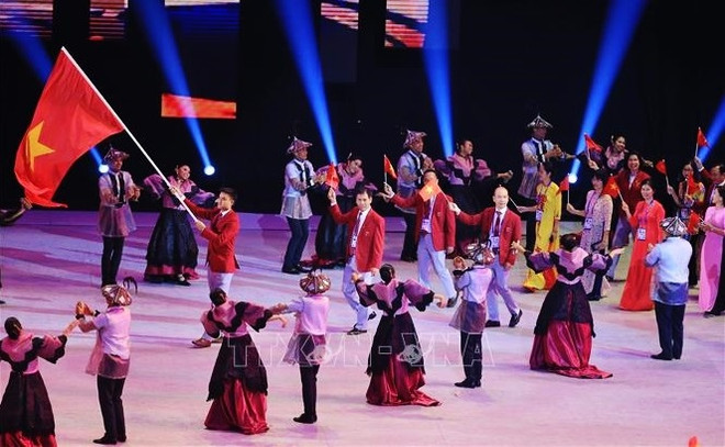 第31届东运会:越南剑手武成安连续第三次在东运会开幕式上高举越南国旗 ảnh 1 第31届东运会:越南剑手武成安连续第三次在东运会开幕式上高举越南国旗 ảnh 1