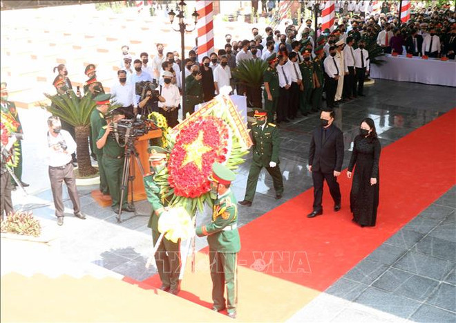 抗美战争中牺牲的60名烈士追悼会和安葬仪式在平定省举行 ảnh 1