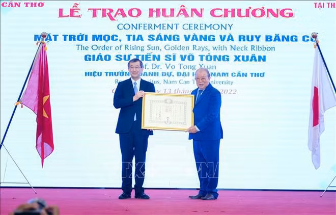 南芹苴大学名誉校长武丛春教授荣获日本政府颁发的旭日中绶章 ảnh 1