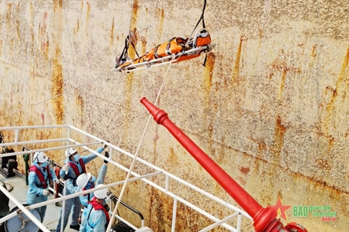 越南及时营救一名外籍船员 ảnh 2