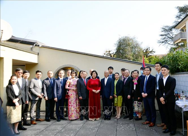 越南常驻瑞士代表团与老挝朋友共庆老挝传统新年 ảnh 1