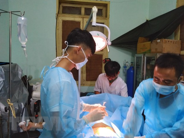 庆和省生存岛医疗站抢救急性阑尾炎患者 ảnh 1