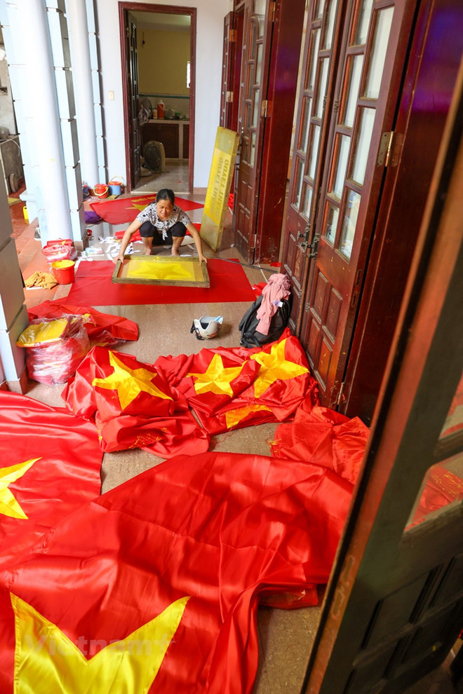 组图:九•二国庆节前夕 一家三代人忙着生产手绣国旗 ảnh 4 组图:九•二国庆节前夕 一家三代人忙着生产手绣国旗 ảnh 4