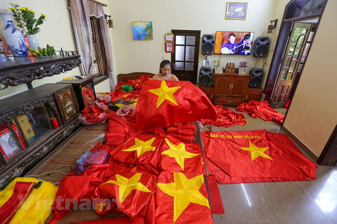 组图:九•二国庆节前夕 一家三代人忙着生产手绣国旗 ảnh 10 组图:九•二国庆节前夕 一家三代人忙着生产手绣国旗 ảnh 10