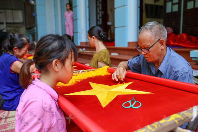 组图:九•二国庆节前夕 一家三代人忙着生产手绣国旗 ảnh 9 组图:九•二国庆节前夕 一家三代人忙着生产手绣国旗 ảnh 9