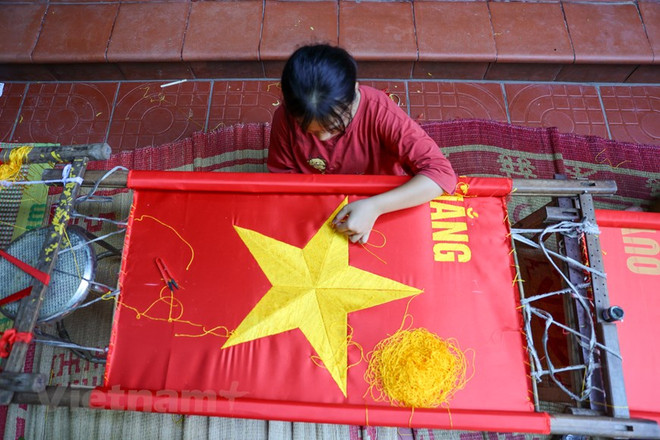 组图:九•二国庆节前夕 一家三代人忙着生产手绣国旗 ảnh 6 组图:九•二国庆节前夕 一家三代人忙着生产手绣国旗 ảnh 6