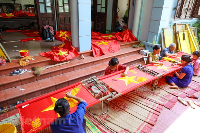 组图:九•二国庆节前夕 一家三代人忙着生产手绣国旗 ảnh 1 组图:九•二国庆节前夕 一家三代人忙着生产手绣国旗 ảnh 1