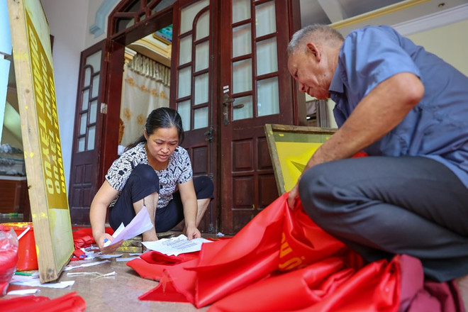 组图:九•二国庆节前夕 一家三代人忙着生产手绣国旗 ảnh 2 组图:九•二国庆节前夕 一家三代人忙着生产手绣国旗 ảnh 2