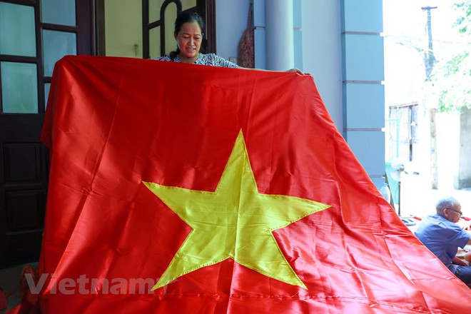 组图:九•二国庆节前夕 一家三代人忙着生产手绣国旗 ảnh 8 组图:九•二国庆节前夕 一家三代人忙着生产手绣国旗 ảnh 8