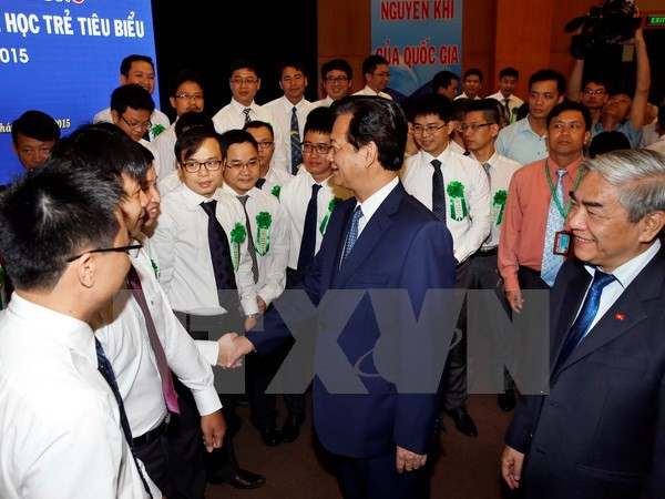 越南政府总理阮晋勇会见70名典范越南青年科学家 ảnh 1 越南政府总理阮晋勇会见70名典范越南青年科学家 ảnh 1