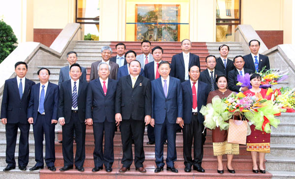 老挝安全部驻越南代表机构干部荣获越南“维护祖国安全”纪念章 ảnh 2 老挝安全部驻越南代表机构干部荣获越南“维护祖国安全”纪念章 ảnh 2