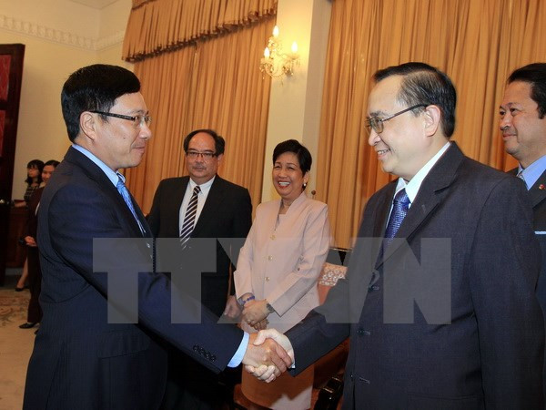 越南政府副总理范平明会见菲律宾外交与政治次长艾凡 ảnh 1