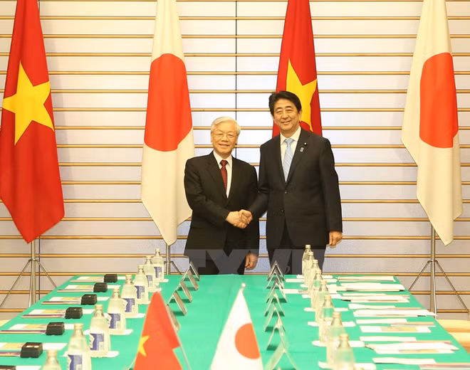 越共中央总书记阮富仲与日本首相安倍晋三举行会谈 ảnh 1