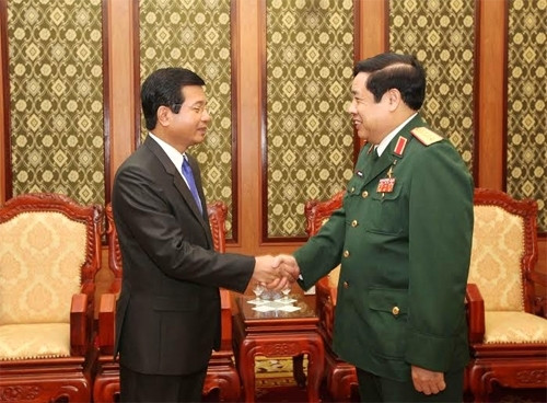 越南国防部部长冯光青大将会见老挝驻越大使 ảnh 1 越南国防部部长冯光青大将会见老挝驻越大使 ảnh 1