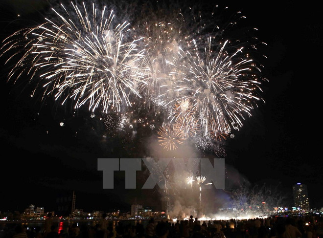 岘港市将举行海滩烟火晚会喜迎2016新年 ảnh 1 岘港市将举行海滩烟火晚会喜迎2016新年 ảnh 1