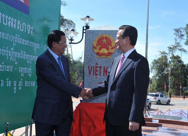 越南总理和柬埔寨首相出席越柬陆地边界界碑落成典礼 ảnh 3 越南总理和柬埔寨首相出席越柬陆地边界界碑落成典礼 ảnh 3