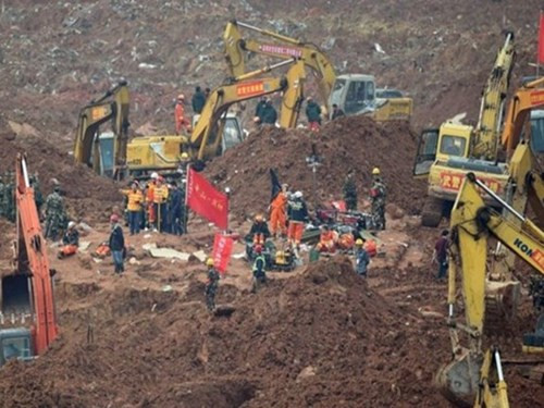 中国深圳滑坡事故现场首名幸存者成功救出 ảnh 1 中国深圳滑坡事故现场首名幸存者成功救出 ảnh 1