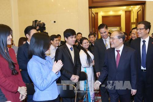 国会主席阮生雄会见越南驻华大使馆工作人员、留学生和旅华越侨 ảnh 1 国会主席阮生雄会见越南驻华大使馆工作人员、留学生和旅华越侨 ảnh 1