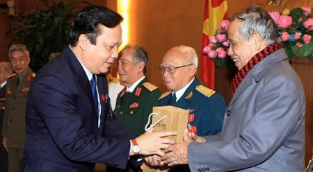 越南国会副主席黄玉山会见首都团老战士 ảnh 1 越南国会副主席黄玉山会见首都团老战士 ảnh 1