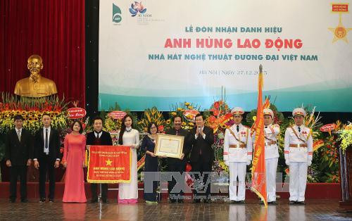 张晋创主席向越南当代艺术剧院授予劳动英雄称号 ảnh 1
