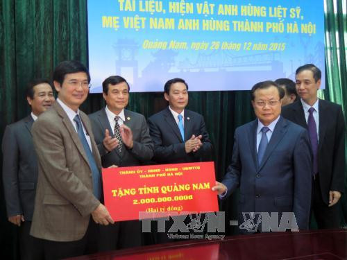  越共中央政治局委员范光毅访问广南省 ảnh 1