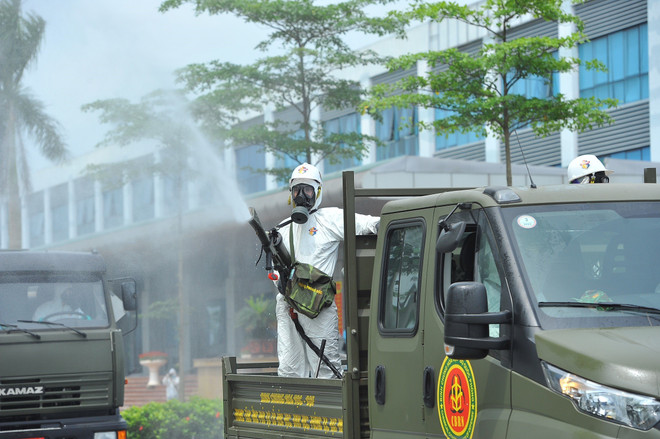 组图：化学兵兵种在中央热带疾病医院东英分院进行消毒处理 ảnh 3