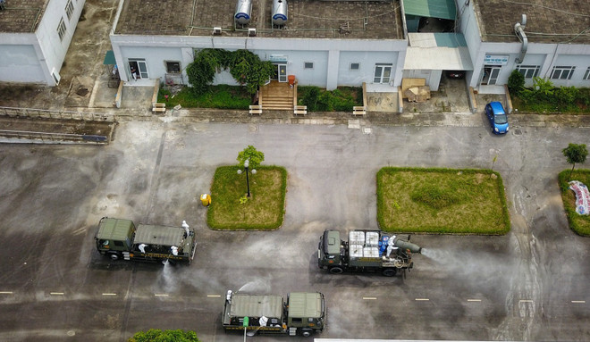 组图：化学兵兵种在中央热带疾病医院东英分院进行消毒处理 ảnh 9