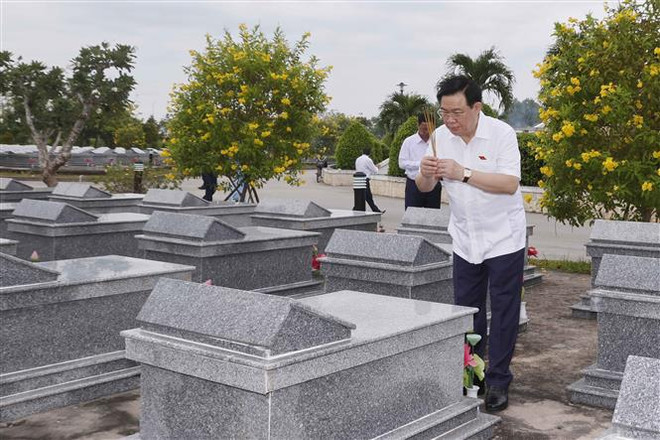 越南国会主席王廷惠在茶荣省向胡志明市主席和各位英烈进香 ảnh 2 越南国会主席王廷惠在茶荣省向胡志明市主席和各位英烈进香 ảnh 2