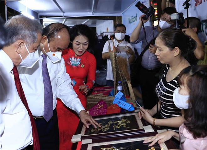 越南国家主席阮春福:爱心志愿活动是全社会的共同责任 ảnh 2 越南国家主席阮春福:爱心志愿活动是全社会的共同责任 ảnh 2