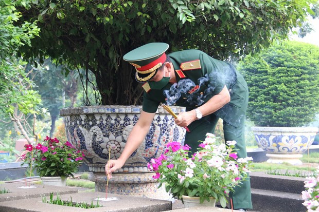 胡志明市领导人举行进香仪式以缅怀英雄烈士 ảnh 1 胡志明市领导人举行进香仪式以缅怀英雄烈士 ảnh 1