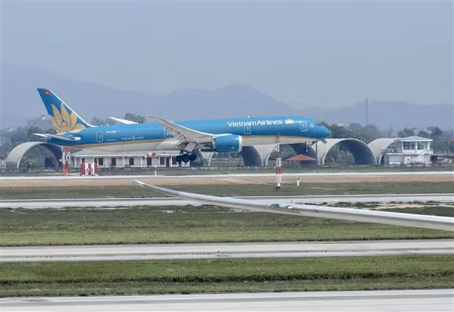 越南内排国际机场的第二条跑道自4月23 日7时起恢复使用 ảnh 1