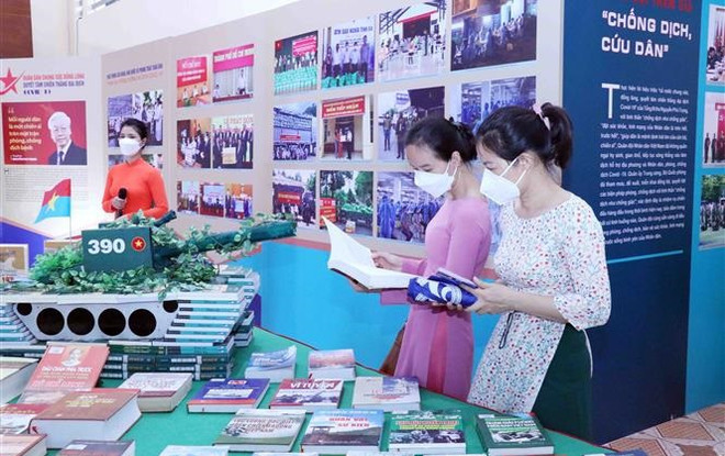 胡志明战役和疫情防控阻击战中的“军民力量”展 ảnh 1 胡志明战役和疫情防控阻击战中的“军民力量”展 ảnh 1