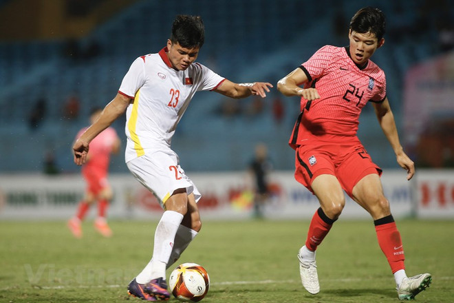 文松立功帮助越南U23队在行待体育场获胜 ảnh 1
