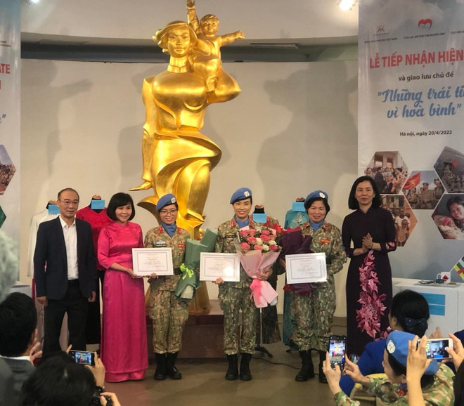 越南妇女博物馆接收“蓝色贝雷帽”女兵捐赠的实物资料 ảnh 3 越南妇女博物馆接收“蓝色贝雷帽”女兵捐赠的实物资料 ảnh 3