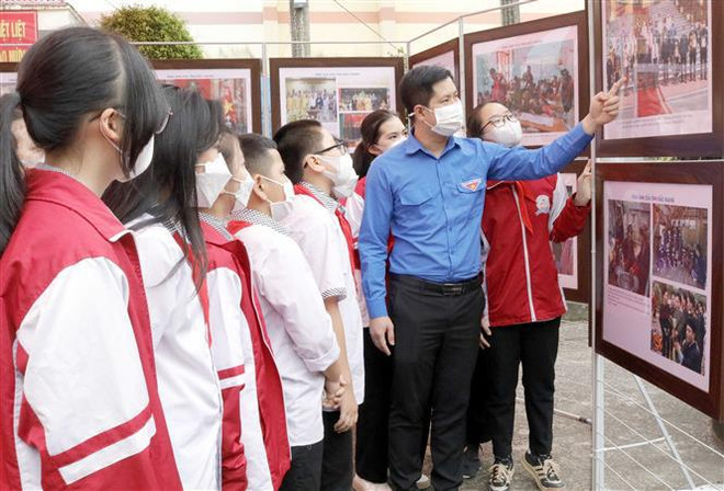 “黄沙和长沙归属越南——历史证据和法律依据”地图资料展在北江省举行 ảnh 1  “黄沙和长沙归属越南——历史证据和法律依据”地图资料展在北江省举行 ảnh 1