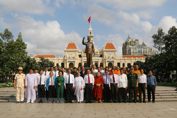 胡志明市领导人举行进香仪式以缅怀英雄烈士 ảnh 2 胡志明市领导人举行进香仪式以缅怀英雄烈士 ảnh 2