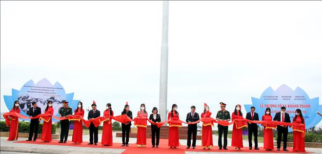 广宁省姑苏岛上祖国旗台竣工仪式和升旗仪式隆重举行 ảnh 1