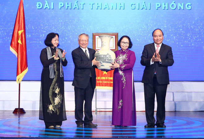 越南政府总理阮春福向越南之声广播电台授予人民武装力量英雄称号 ảnh 1 越南政府总理阮春福向越南之声广播电台授予人民武装力量英雄称号 ảnh 1