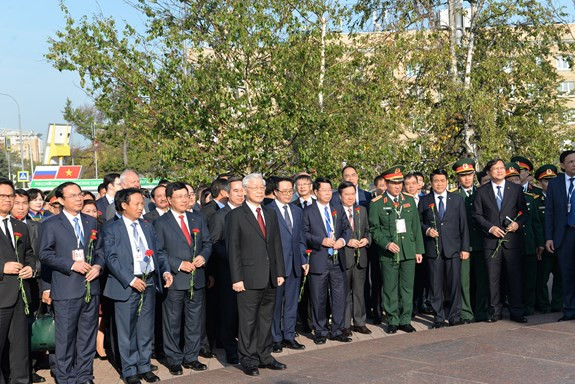 越共中央总书记阮富仲在俄罗斯首都莫斯科胡志明主席塑像前献花 ảnh 1 越共中央总书记阮富仲在俄罗斯首都莫斯科胡志明主席塑像前献花 ảnh 1