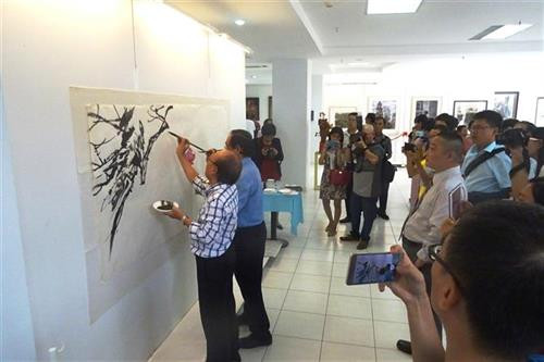 越中美术交流展在胡志明市举行 ảnh 2 越中美术交流展在胡志明市举行 ảnh 2