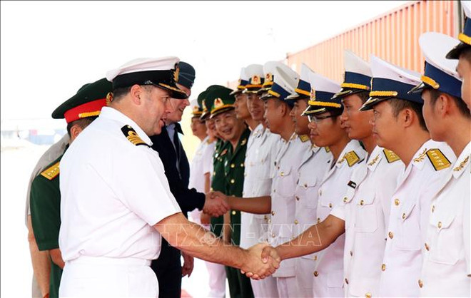 英国皇家海军两栖船坞登陆舰访问越南 ảnh 1