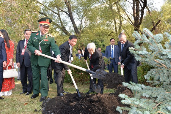 越共中央总书记阮富仲在俄罗斯首都莫斯科胡志明主席塑像前献花 ảnh 2 越共中央总书记阮富仲在俄罗斯首都莫斯科胡志明主席塑像前献花 ảnh 2